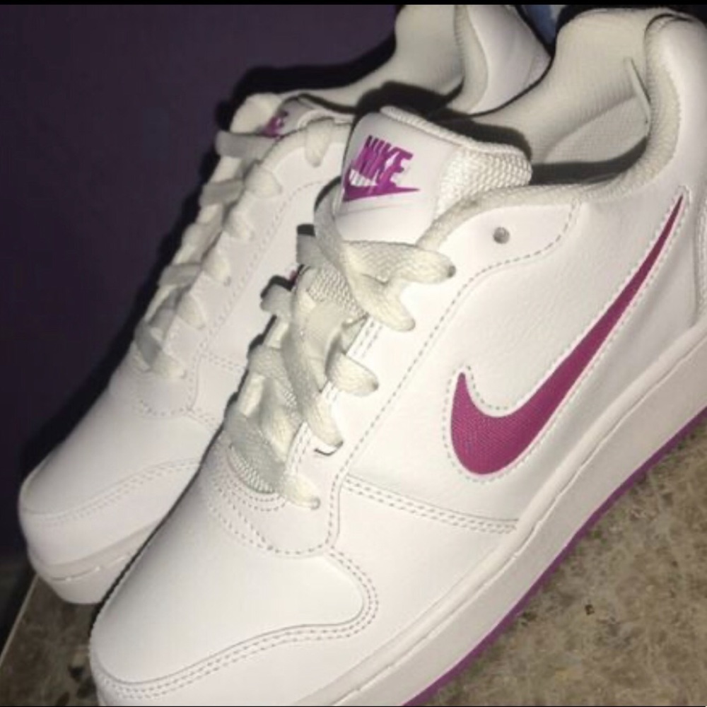 Girl Nike’s
